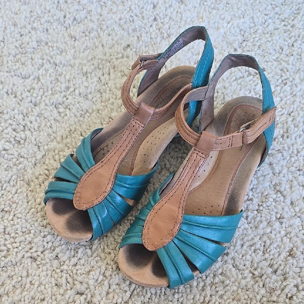 Cobb Hill Hollywood Pleated T Strap Teal & Tan Sandals Size 6.5